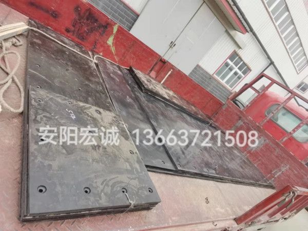 自卸車車底滑板發(fā)貨南寧，安陽宏誠自卸車車底滑板卸車沒煩惱！